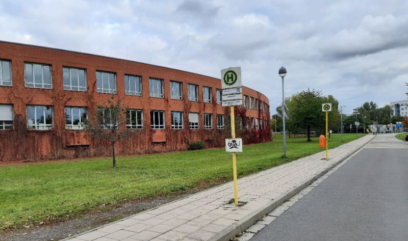 Schule mit Baustelle